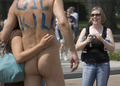 2007年6月9日、ワシントンD.C.で開催された「%%World Naked Bike Ride%%」に参加し、写真撮影に興ずる人々。(c)AFP/SAUL LOEB