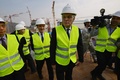 中国・広東省の台山原子力発電所の建設現場を訪れたフランスのジャンマルク・エロー首相（2013年12月8日撮影、資料写真。肩書は当時）。(c)PETER PARKS / AFP