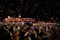 中国・湖北省武漢で大みそかの夜、マスクを着けてカウントダウンイベントに参加する人々（2020年12月31日撮影）。(c)NOEL CELIS / AFP