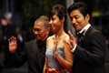 南仏カンヌ（Cannes）で開催中の第66回カンヌ国際映画祭（Cannes Film Festival）で20日、コンペティション部門に出品されている三池崇史（Takashi Miike）監督作『藁の楯』の公式上映が行われ、監督とともに主演の大沢たかお（Takao Osawa）、共演者の松嶋菜々子（Nanako Matsushima）がレッドカーペットを歩いた。この日は、公式上映に先立ち、記者会見とフォトコールも行われた。

写真は、レッドカーペットに登場した（左から）三池監督、松嶋、大沢（2013年5月20日撮影）。(c)AFP/VALERY HACHE