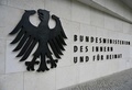 ドイツの首都ベルリンにある内務省のロゴ（2022年4月14日撮影）。(c)John MACDOUGALL / AFP