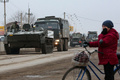 ロシア軍の車両。クリミア半島のアルムヤンスクで（2022年2月25日撮影）。(c)STRINGER / AFP