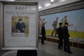 北朝鮮の金正恩（キム・ジョンウン）朝鮮労働党委員長が最高人民会議の代議員選挙で投票する様子を撮影した写真を掲載した新聞。平壌の地下鉄駅にて（2019年3月11日撮影）。(c)Ed JONES / AFP