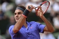 全仏オープンテニス、男子シングルス1回戦。リターンを狙うロジャー・フェデラー（2015年5月24日撮影）。(c)AFP/MIGUEL MEDINA