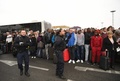仏パリのオルリ空港で、警備にあたっていた兵士の銃を男が奪う事件が発生し、利用客らの避難誘導にあたる警察官（2017年3月18日撮影）。(c)AFP/CHRISTOPHE SIMON