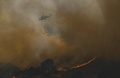米カリフォルニア（California）州ロサンゼルス（Los Angeles）市郊外カラバサス（Calabasas）で18日、高速道路101号線付近で山火事が発生し、ロサンゼルス郡消防当局によるとこれまでに16～20ヘクタールが焼けた。火事の原因は北行きの車線で起きた自動車火災だとされ、消防当局が地上と空から消火活動にあたっている。

写真は、延焼する山火事と消火にあたるヘリコプター（2013年8月18日撮影）。(c)AFP/JOE KLAMAR