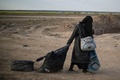 シリア東部デリゾール県バグズ村から避難した女性（2019年3月6日撮影）。(c)Delil souleiman / AFP