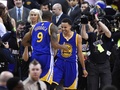 14-15NBAファイナル、クリーブランド・キャバリアーズ対ゴールデンステイト・ウォリアーズ。勝利を確信し、チームメートのアンドレ・イグダーラと一緒に喜ぶゴールデンステイト・ウォリアーズのステフェン・カリー（2015年6月16日撮影）。(c)AFP/TIMOTHY A. CLARY