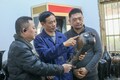 建甌市東峰鎮坤口村にある工房で製品について客に説明する黄綱興さん（中央）（2024年12月20日撮影）。(c)Xinhua News