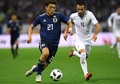 サッカー国際親善試合、日本対ウルグアイ。ウルグアイのマルセロ・サラッチ（右）と競り合う日本の堂安律（2018年10月16日撮影）。(c)AFP PHOTO / TOSHIFUMI KITAMURA