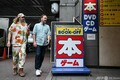 東京・秋葉原で、中古ゲームショップ巡りをするリュドビク・シャルルさん（右）とブノア・テブニさん（2023年10月10日撮影）。(c)Richard A. Brooks / AFP
