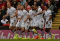 14-15イングランド・プレミアリーグ第4節、リバプール（Liverpool FC）対アストン・ビラ（Aston Villa）。得点を挙げてチームメートに祝福されるアストン・ビラのガブリエル・アグボンラホル（Gabriel Agbonlahor、2014年9月13日撮影）。(c)AFP/PAUL ELLIS