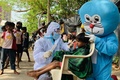 インドのムンバイ（旧ボンベイ）のスラム街で、NGOが実施した子どものヘアカット（2021年5月24日撮影）。(c)Sujit Jaiswal / AFP