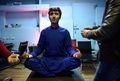 アフガニスタンのオーディション番組に出場し、カナダのジャスティン・トルドー首相に似ているとして有名になったアブドゥル・サラム・マフトゥンさん。アフガニスタン首都カブールのスタジオにて（2019年1月13日撮影）。(c)WAKIL KOHSAR / AFP
