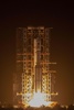 無人補給船「天舟2号」を搭載し、中国海南省の文昌衛星発射センターから打ち上げられた長征7号ロケット（2021年5月29日撮影）。(c)STR / AFP