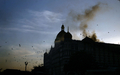 インド・ムンバイ（Mumbai）の同時襲撃事件で、タージマハル・ホテル（Taj Mahal Hotel）からのぼる煙（2008年11月27日撮影）。(c)AFP/Pal PILLAI