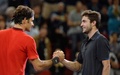 男子テニス、上海マスターズ（2014 Shanghai Rolex Masters）シングルス決勝。試合後にジル・シモン（Gilles Simon、右）と握手を交わすロジャー・フェデラー（Roger Federer、2014年10月12日撮影）。(c)AFP/JOHANNES EISELE