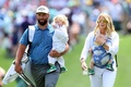 男子ゴルフのメジャー第1戦、第87回マスターズ・トーナメントのパー3コンテストに家族と参加するジョン・ラーム（2023年4月5日撮影）。(c)Andrew Redington/Getty Images/AFP 