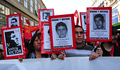 チリのサンティアゴ（Santiago）で9日、アウグスト・ピノチェト（Augusto Pinochet）陸軍司令官の大統領就任につながった1973年の軍事クーデターから39年となる11日を前に、クーデターで殺害、拉致された人々を追悼するデモ行進が開かれた。

選挙で選ばれたサルバドル・アジェンデ（Salvador Allende）大統領を打倒した1973年9月11日の軍事クーデターで権力を握ったピノチェト司令官は1974年に大統領に就任。人権団体によると1973～90年の17年間の軍事独裁政権時代に3万7000人が投獄されて拷問を受け、3200人以上が死亡したか行方不明になった。ピノチェト元大統領はこの期間に犯した罪で有罪とされることなく、2006年に死去した。

9日のデモ参加者は、死者、行方不明者の写真を持ち、チリ国旗や共産党旗を掲げて行進した。デモ隊の一部が政府庁舎に投石を始め、信号機を破壊したため、警官隊が放水や催涙弾でデモ隊を解散させた。

写真は行方不明者の写真を掲げて行進するチリの人権団体の活動家（2012年9月9日撮影）。(c)AFP/Martin BERNETTI