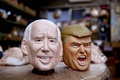 さいたま市のラバーマスクメーカー「オガワスタジオ」で製造される、米大統領選で当選を確実にしたジョー・バイデン氏と現職のドナルド・トランプ大統領のマスク（2020年11月12日撮影）。(c)Behrouz MEHRI / AFP