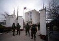 ウクライナ南部クリミア（Crimea）半島のNovoozerneで、ウクライナ海軍基地を制圧した後、入り口を警備するロシア兵とみられる部隊（2014年3月19日撮影）。(c)AFP/Filippo MONTEFORTE