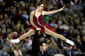 フィギュアスケート全米選手権（2013 Prudential U.S. Figure Skating Championships）は26日、米ネブラスカ（Nebraska）州オマハ（Omaha）にあるセンチュリーリンク・センター（CenturyLink Center）で行われ、ペア・フリースケート（FS）ではマリッサ・キャステリ（Marissa Castelli）/サイモン・シュナピア（Simon Shnapir）組が118.34点を獲得し、合計180.61点で優勝を決めた。

演技に臨むマリッサ・キャステリ/サイモンン・シュナピア組（2013年1月26日撮影）。(c)AFP/Getty Images/Matthew Stockman