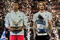 チチパスがATP 500初優勝 決勝11連敗をストップ ドバイ選手権 テニス、ドバイ選手権、男子シングルス決勝。表彰式に臨む優勝のステファノス・チチパス(右)と準優勝のフェリックス・オジェ・アリアシム(2025年3月1日撮影)。(c)Ryan Lim/AFP