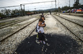 列車の線路で遊ぶ子どもたち。(c)AFP/Bulent Kilic