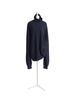 「MAISON MARTIN MARGIELA WITH H&amp;M」のオーバーサイズセーター 1万9990円。(c)H&amp;M