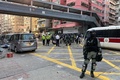 香港で民主派デモの参加者が警官に撃たれた現場周辺で警戒に当たる警官（2019年11月11日撮影）。(c)Su XINQI / AFP