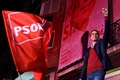 スペイン総選挙の結果を受け、首都マドリードで社会労働党（PSOE）の勝利を祝う党首のペドロ・サンチェス首相（2019年11月10日撮影）。(c)PIERRE-PHILIPPE MARCOU / AFP