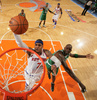 12-13NBAプレーオフ1回戦（7回戦制）第2戦、ニューヨーク・ニックス（New York Knicks）対ボストン・セルティックス（Boston Celtics）。ボストン・セルティックスのケビン・ガーネット（Kevin Garnett、右）をかわし得点を狙うニューヨーク・ニックスのカーメロ・アンソニー（Carmelo Anthony、2013年4月23日撮影）。(c)AFP/Getty Images/NBAE/Nathaniel S. Butler
