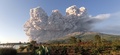 インドネシア・スマトラ島のシナブン山が噴火し、上空に立ち上る噴煙（2021年3月2日撮影）。(c)Sastrawan Ginting / AFP