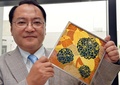 アジサイの花をデザインした太陽電池の試作品を説明する東京大学（University of Tokyo）先端科学技術研究センター（Centre for Advanced Science）の瀬川浩司（Hiroshi Segawa）教授（2014年7月24日）。(c)AFP/Yoshikazu TSUNO