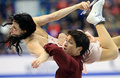 13-14フィギュアスケートグランプリGPシリーズ第2戦、スケート・カナダ（2013 Skate Canada International）アイスダンス・フリーダンス（FD）。演技に臨むカナダのテッサ・ヴァーチュー（Tessa Virtue）/スコット・モイア（Scott Moir）組（2013年10月26日撮影）。(c)AFP/Getty Images/Dave Sandford