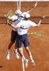 男子テニス、国別対抗戦のデビスカップ（Davis Cup 2012）は6日、ワールドグループ準々決勝が各地で行われ、米国はフランスとの通算成績を2勝1敗とした。

米国のボブ・ブライアン（Bob Bryan）/マイク・ブライアン（Mike Bryan）組が6-4、6-4、7-6でフランスのジュリアン・ベネトー（Julien Benneteau）/ミカエル・ロドラ（Michael Llodra）組に勝利した。

勝利を喜ぶ米国のボブ・ブライアン（右）とマイク・ブライアン（2012年4月7日撮影）。(c)AFP/SEBASTIEN NOGIER