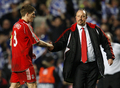 試合後に握手を交わすリバプールのラファエル・ベニテス（%%Rafael Benitez%%）監督とスティーブン・ジェラード（%%Steven Gerrard%%）。（2008年4月30日撮影）(c)AFP/ADRIAN DENNIS
