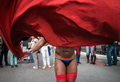 ブラジル・サンパウロ（Sao Paulo）で10日、毎年恒例の「ゲイ・プライド・パレード（Gay Pride Parade）」が開かれた。「ホモフォビア（同性愛嫌悪）は治療できる（Homophobia has cure）」とのテーマの下、およそ300万人がパレードに参加した（2012年6月10日撮影）。(c)AFP/Yasuyoshi CHIBA