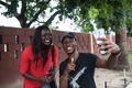 ナイジェリア・ラゴスのラゴス大学で、「ポケモンGO」のプレー中に自撮り写真を撮影する学生たち（2016年7月14日撮影）。(c)AFP/STEFAN HEUNIS