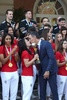 スペインの首都マドリードの首相府モンクロア宮で行われたサッカー女子W杯の優勝報告で、イバナ・アンドレス（中央左）を祝福するペドロ・サンチェス首相（中央右、2023年8月22日撮影）。(c)Pierre-Philippe MARCOU/ AFP