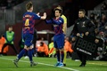 19-20スペイン1部リーグ第20節、FCバルセロナ対グラナダ。イバン・ラキティッチ（左）との交代で投入されるFCバルセロナのリキ・プッチ（2020年1月19日撮影）。(c)LLUIS GENE / AFP