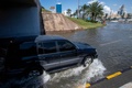 アラブ首長国連邦（UAE）シャルジャの冠水した道路（2024年4月17日撮影）。(c)Ahmed RAMAZAN / AFP