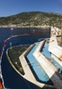 イタリア中部ジリオ（Giglio）島沖で進行中の、座礁した豪華客船コスタ・コンコルディア（Costa Concordia）号の浮上作業（2014年7月19日撮影）。(c)AFP/Costa Crociere Press Office