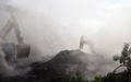 中米グラテマラの小さな町サンミゲルロスロテスで、がれきを撤去する重機（2018年6月6日撮影）。(cAFP PHOTO / JOHAN ORDONEZ