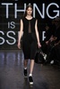 米ニューヨーク市内で発表された「DKNY」15/16年秋冬コレクション（2015年2月15日撮影）。(c)AFP/Getty Images/Neilson Barnard