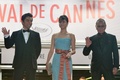 南仏カンヌ（Cannes）で開催中の第66回カンヌ国際映画祭（Cannes Film Festival）で20日、コンペティション部門に出品されている三池崇史（Takashi Miike）監督作『藁の楯』の公式上映が行われ、監督とともに主演の大沢たかお（Takao Osawa）、共演者の松嶋菜々子（Nanako Matsushima）がレッドカーペットを歩いた。この日は、公式上映に先立ち、記者会見とフォトコールも行われた。

写真は、レッドカーペットに登場した（左から）大沢、松嶋、三池監督（2013年5月20日撮影）。(c)AFP/ALBERTO PIZZOLI
