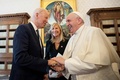 バチカン市国で会談したジョー・バイデン米大統領（左）とフランシスコ教皇（2021年10月29日撮影）。(c)AFP PHOTO /VATICAN MEDIA / HANDOUT