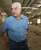 エジプト・カイロ（Cairo）での記者会見に向かうザヒ・ハワス（Zahi Hawass）博士（2008年7月19日撮影）。(c)AFP/CRIS BOURONCLE