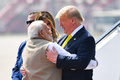 インド・アーメダバードの空港に到着したドナルド・トランプ米大統領（右）夫妻を歓迎するナレンドラ・モディ首相（左、2020年2月24日撮影）。(c)MANDEL NGAN / AFP