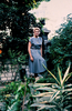 米ハリウッド女優からモナコ大公妃へと華麗な転身を見せたグレース・ケリー（Grace Kelly）が交通事故で非業の死を遂げてから、14日で30年を迎える。

人気女優として映画『モガンボ（Mogambo）』（1953）では俳優クラーク・ゲーブル（Clark Gable）と共演し、サスペンス映画の巨匠アルフレッド・ヒッチコック（Alfred Hitchcock）監督の『裏窓（Rear Window）』（1954）、『ダイヤルMを廻せ（Dial M for Murder）』（同）、『泥棒成金（To Catch a Thief）』（1955）などで次々ヒロインをつとめたグレース・ケリーは、1956年にモナコのレーニエ3世公（Prince Rainier III）と結婚し、グレース公妃（Princess Grace）となった。

だが1982年9月13日、グレース公妃はモナコ郊外ラ・トゥルビー（La Turbie）を車で走行中、事故に遭い、翌日帰らぬ人となった。富裕層の保養地モナコのイメージを確立したシンボルとして現在も深く愛されており、モナコではその死を悼む回顧展「グレース：シンボル・オブ・チェンジ（Grace, a Symbol of Change）」が開催されている。

写真は、公邸内の庭園で過ごすグレース公妃（1981年6月撮影）。(c)AFP/PRESSENS BILD/JAN DELDEN